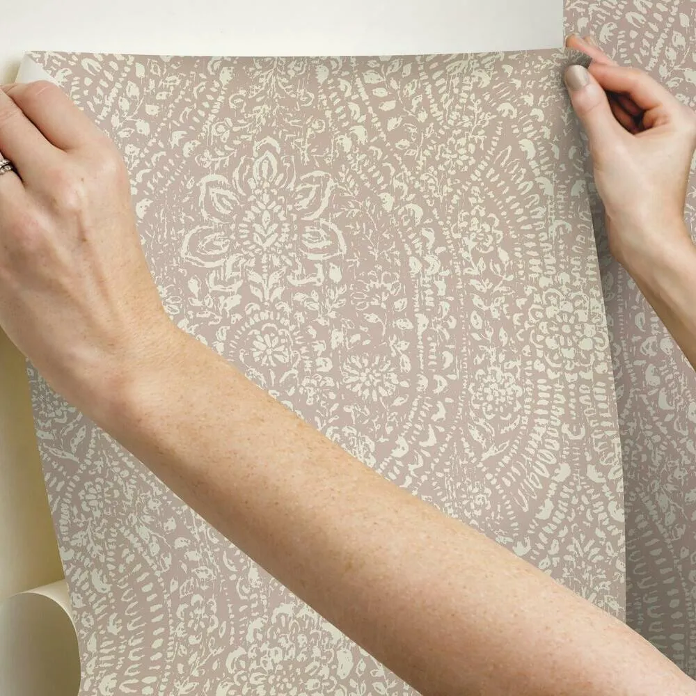 Ornate Ogee Peel and Stick Wallpaper